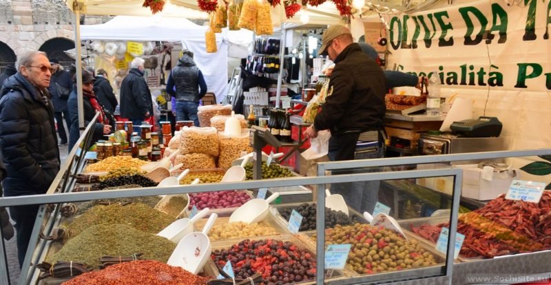 Достопримечательности Вероны - рынок на Пьяцца Бра