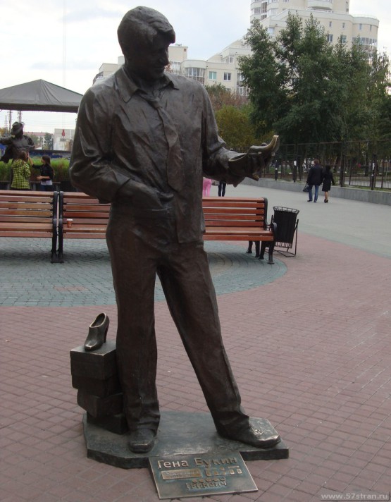 Памятник Гене Букину у торгового центра Гринрвич в Екатеринбурге