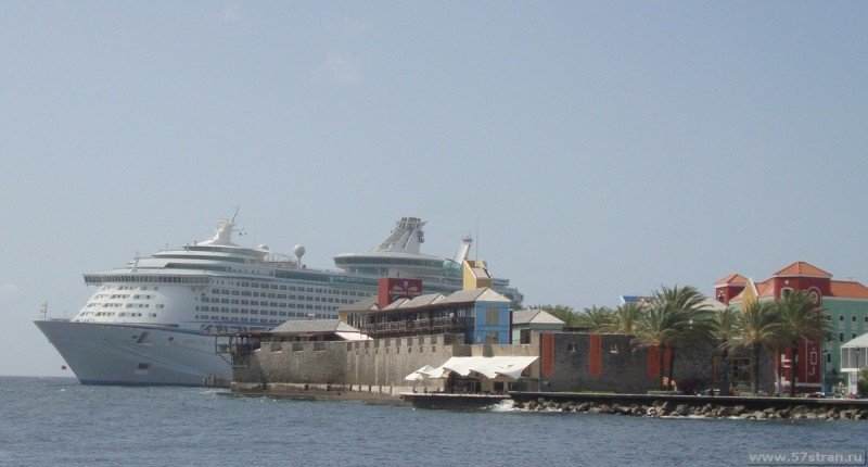 Круизный лайнер у берегов Кюрасао