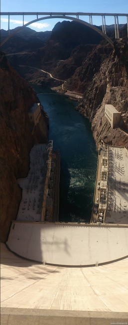 Дамба Гувера - вертикальная панорама