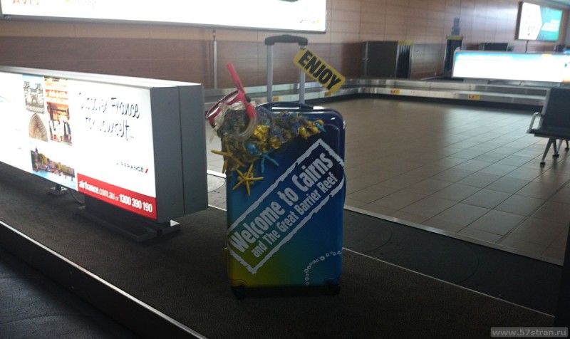 Знак "Добро пожаловать в Кэрнс Австралия" в аэропорту