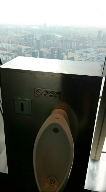 Туалет с окном в Шанхае