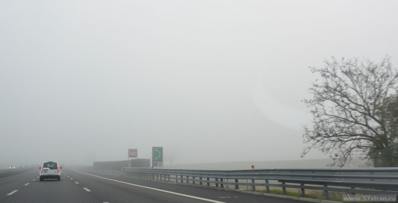 Туман на дороге в Италии