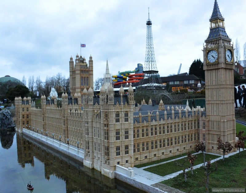 здание Британского парламента на фоне Эйфелевой башни
